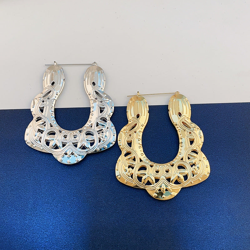 Pendientes de metal trapezoides de patrón hueco de oro al por mayor